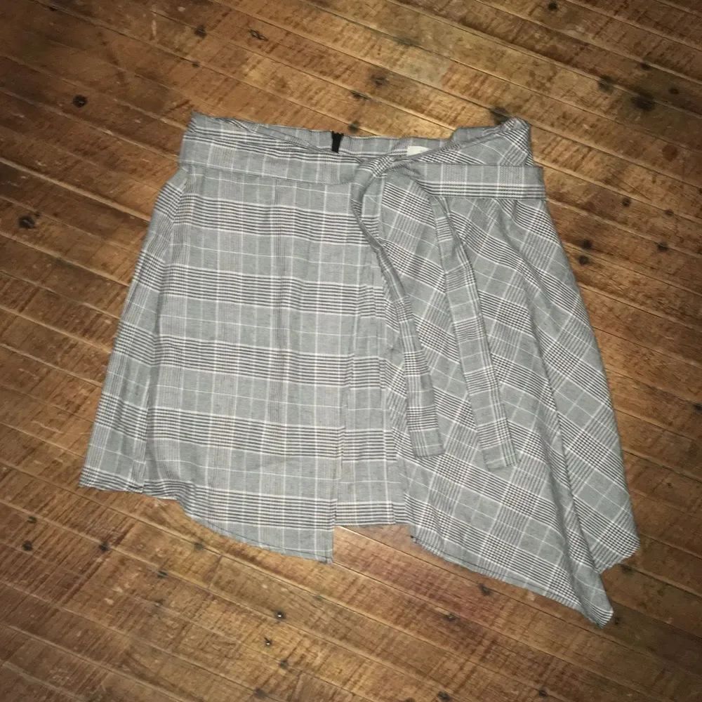 Active USA L tie front gray plaid pseudo wrap skirt